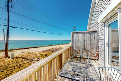 Oceanfront, 2nd-floor condo with amazing view - steps to beach, near town/trails