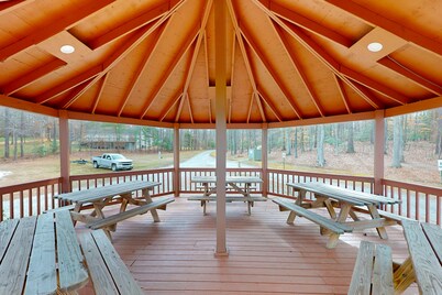 Lake Anna home on large corner lot with kayaks, paddleboard, firepit & grill