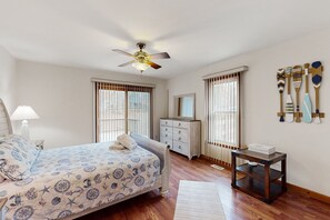 4 bedrooms, iron/ironing board, Internet, bed sheets