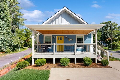 All-new cottage with deck, grill, & washer/dryer - near downtown & Rail Trail