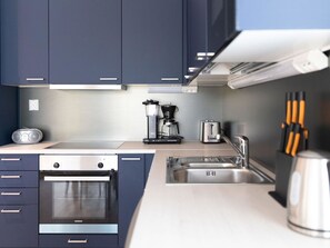 Fridge, microwave, dishwasher, cookware/dishes/utensils