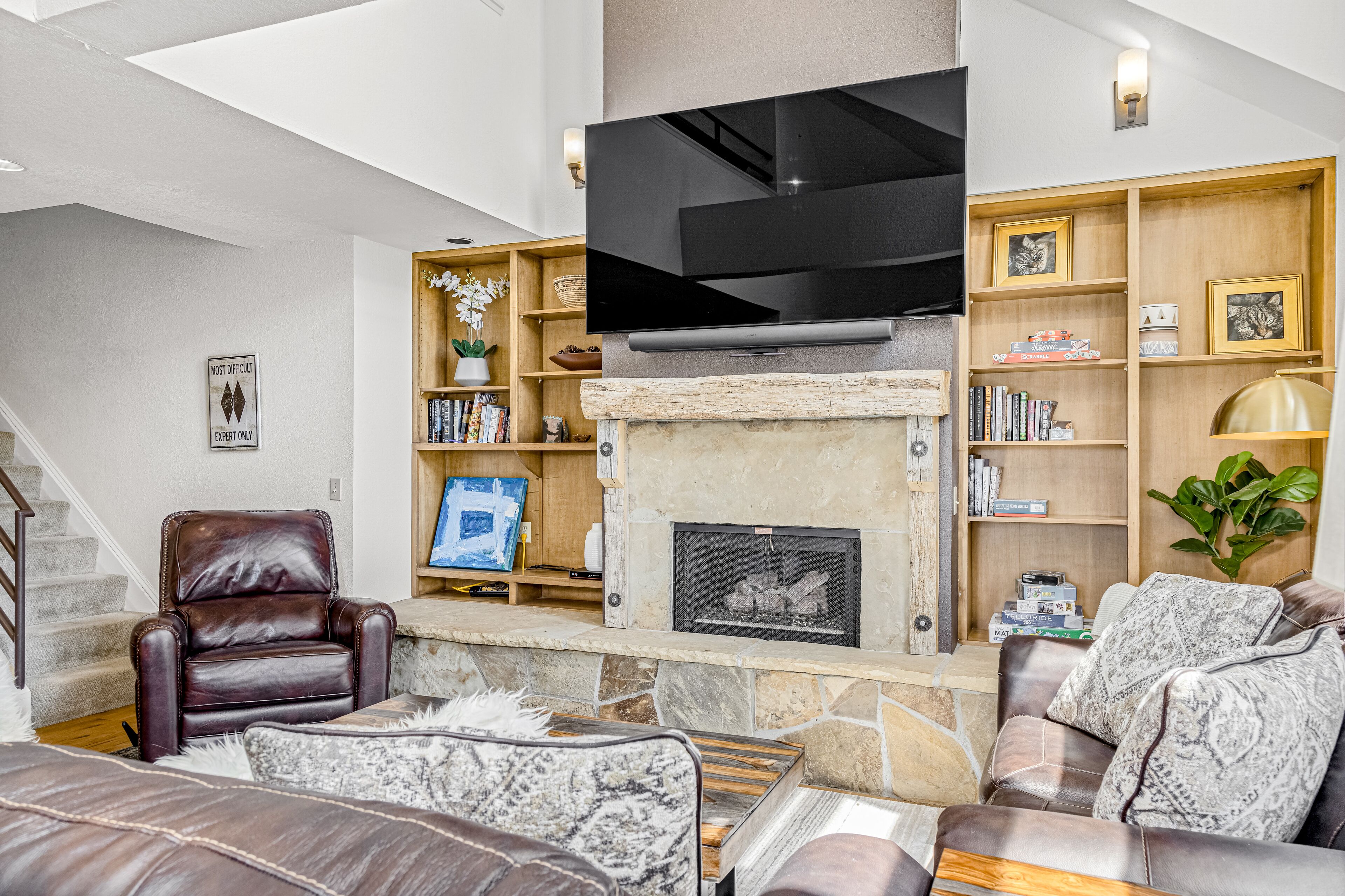 Ski-in/out condo with mountain view, W/D, hot tub & fireplace
