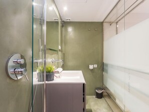 Chuveiro, secador de cabelo, toalhas de banho, sabonete