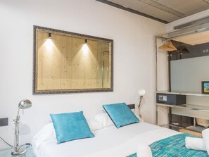 1 quarto, cofres nos quartos, ferros/tábuas de passar roupa