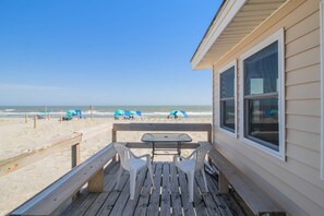 Outdoor dining - Wonderful Classic Oceanfront Home! Right On The Beach! Sleeps 10 (Oak Island)