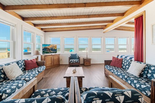 Wonderful Classic Oceanfront Home! Right On The Beach! Sleeps 10