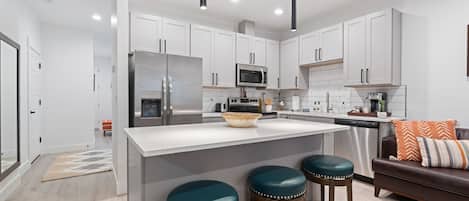 Refrigerador, microondas, horno y parrilla de estufa