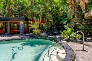 Pool - Central resort condo with pool, balcony, & grills - walk to beach & attractions (Honolulu)