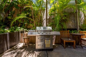 Terrace/patio - Central resort condo with pool, balcony, & grills - walk to beach & attractions (Honolulu)