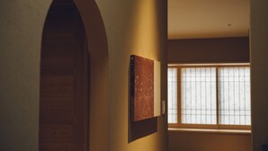 Un pasillo con una puerta de madera y un panel fijado a la pared.