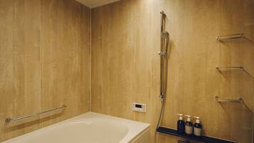 Kombinert dusj/badekar, toalettartikler (inkludert) og hårføner