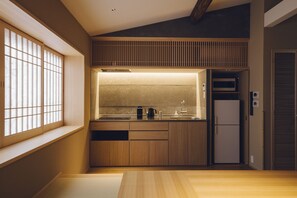 Fridge, microwave, stovetop, espresso maker - Yuhi House Kyoto Dog Friendly (Kyoto)
