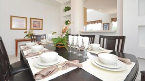 Villa - flere senge | Spiseområde
