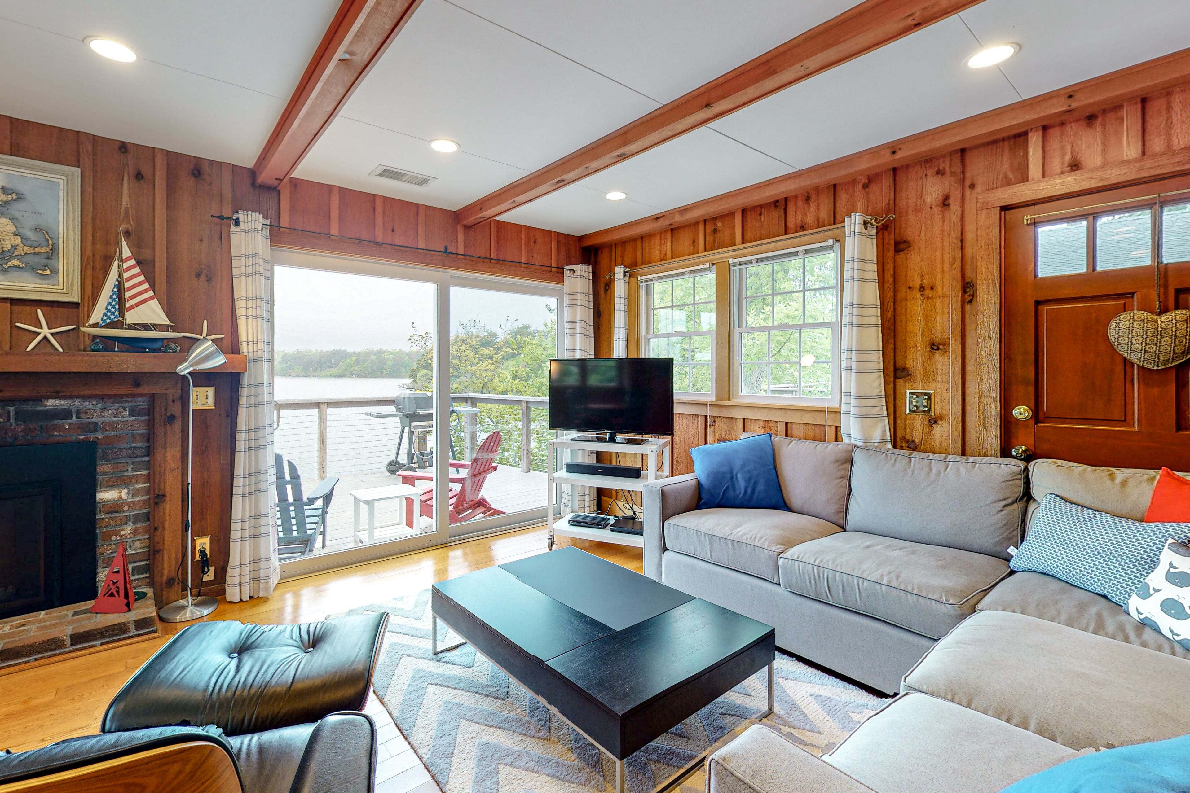 Charming lakefront home with a private hot tub, central AC & washer/dryer