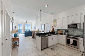 Fridge, microwave, oven, stovetop - Emerald Isle 1702 - 𝑯𝒆𝒓𝒐𝒏 𝑩𝒍𝒆𝒖 (Top Floor- PH) (Pensacola Beach)