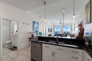 Combined shower/bathtub, hair dryer, towels, soap - Emerald Isle 1702 - 𝑯𝒆𝒓𝒐𝒏 𝑩𝒍𝒆𝒖 (Top Floor- PH) (Pensacola Beach)