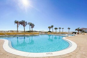 A heated pool - Emerald Isle 1702 - 𝑯𝒆𝒓𝒐𝒏 𝑩𝒍𝒆𝒖 (Top Floor- PH) (Pensacola Beach)