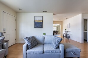 Smart TV - Charming 3BDR/2BTH family home near Rivermark Plaza (Santa Clara)