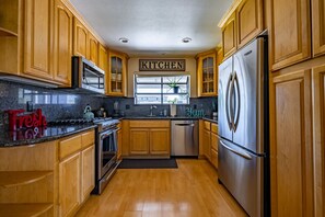 Fridge, microwave, oven, stovetop - Charming 3BDR/2BTH family home near Rivermark Plaza (Santa Clara)