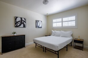 3 habitaciones, escritorio, tabla de planchar con plancha y wifi 