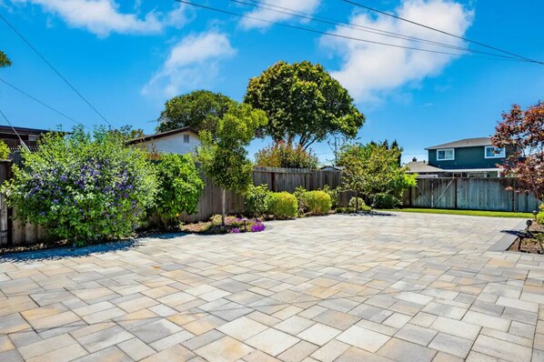 Property grounds - Charming 3BDR/2BTH family home near Rivermark Plaza (Santa Clara)