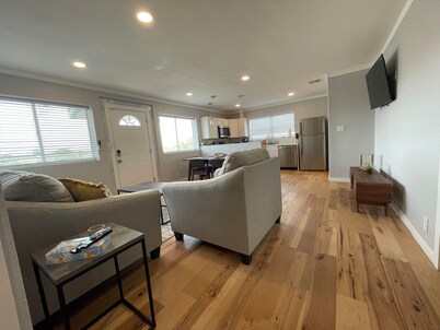 Bright 3 bedroom, 2 bath home; game room w/ arcade machines - basketball machine