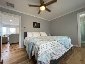 4 makuuhuonetta, työpöytä, silitysrauta/-lauta, ilmainen Wi-Fi