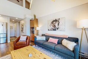 Televisión, chimenea y reproductor de DVD 