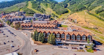 Ski view condo steps to Park City lifts with fireplace, pool, hot tubs, ice rink