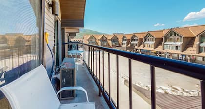 Ski view condo steps to Park City lifts with fireplace, pool, hot tubs, ice rink
