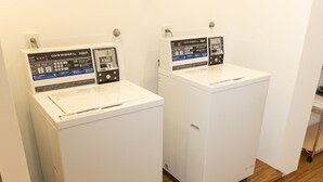 Two front-loading washing machines with digital controls and a price tag of ¥300. - BIBI HOTEL MIYAKO KUKOMAE (Miyakojima)