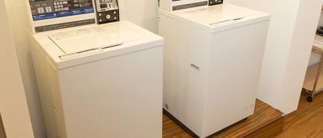 Two front-loading washing machines with digital controls and a price tag of ¥300.