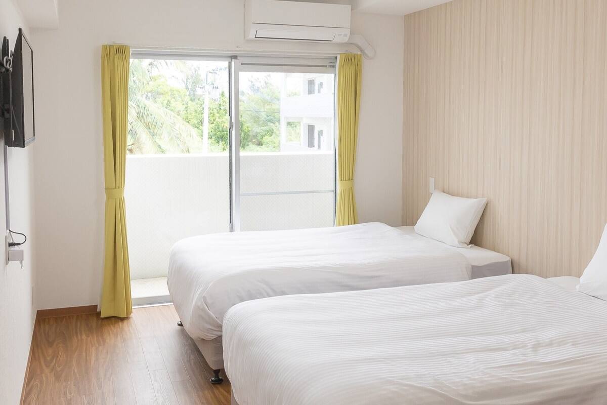 Down duvets, desk, laptop workspace, free WiFi