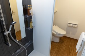 Quarto duplo conforto, várias camas, para não fumantes, geladeira e micro-ondas | Banheiro | Chuveiro/banheira combinados, produtos de toalete grátis