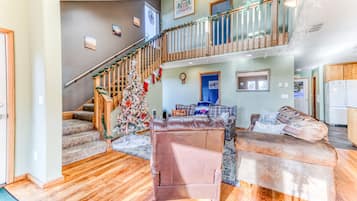 Smart TV, chimenea, libros y biblioteca musical