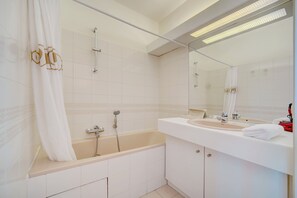 Combined shower/bathtub, hair dryer, towels - 3 bedrooms in Cannes Center and south terrace (Cannes)