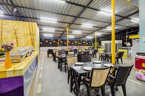 บริการอาหารเช้า อาหารกลางวัน และอาหารเย็น