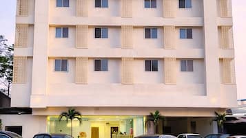 Fachada de la propiedad por la tarde o noche