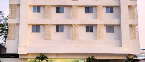 Façade de lâhĂ©bergement â soirĂ©e/nuit