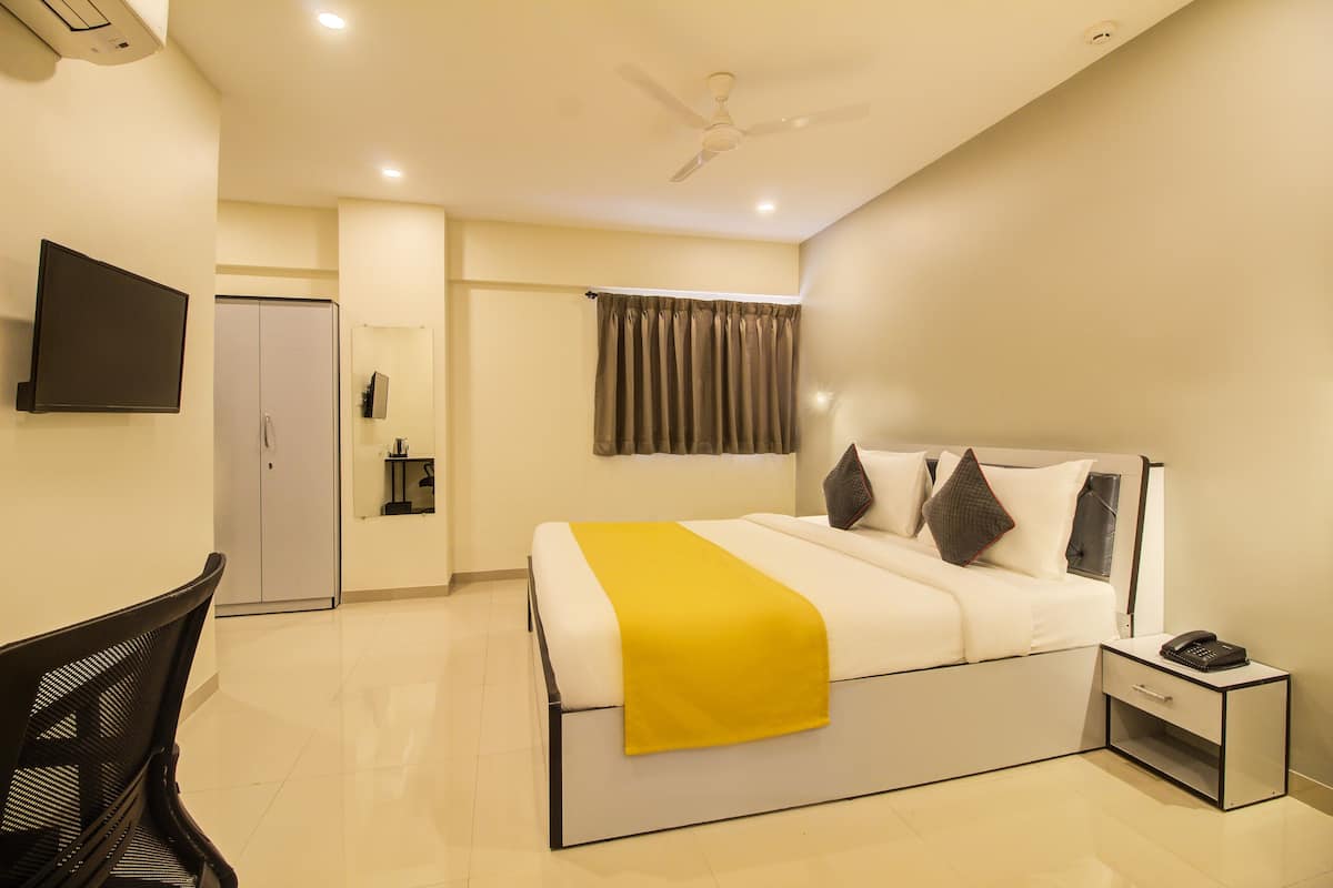 Premium Room, 1 Queen Bed | Egyptian cotton sheets, premium bedding, down comforters