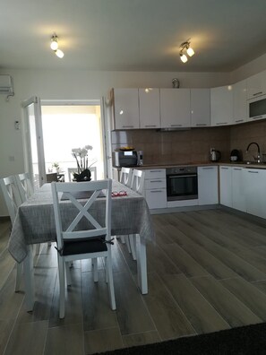 Apartment (Two Bedroom Apartment with Terrace an) | Eigene Küche | Kühlschrank