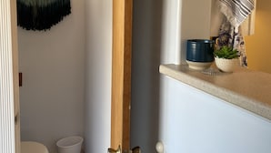 Kombinert dusj/badekar, hårføner, håndklær og såpe