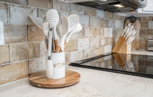 Cozy Cottage Just Minutes from Oaklawn Racetrack & Casino