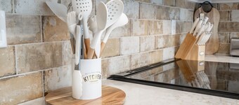 Cozy Cottage Just Minutes from Oaklawn Racetrack & Casino