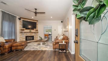 Una Smart TV, una chimenea