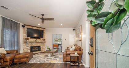 Cozy Cottage Just Minutes from Oaklawn Racetrack & Casino