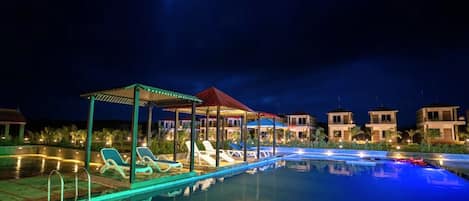 Una piscina al aire libre, cabañas de piscina gratuitas, sombrillas