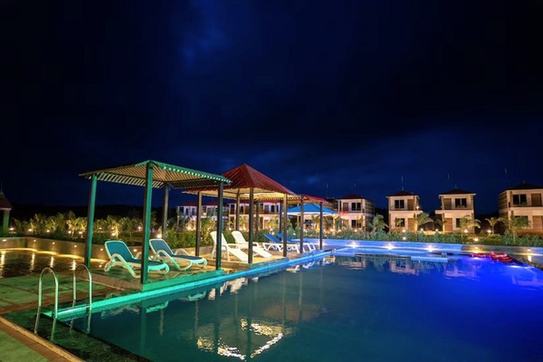 Kolam renang terbuka, kabana percuma, payung kolam