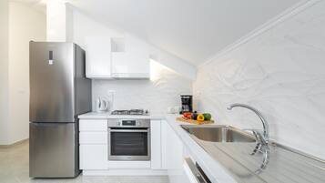 Apartment (Two bedroom Apartment with Terrace an) | Eigene Küche | Kühlschrank