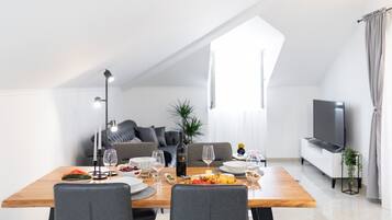 Apartment (Two bedroom Apartment with Terrace an) | Wohnzimmer | 25-Zoll-Fernseher mit Satellitenempfang